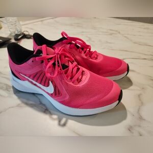 NWOT Girls Nike Downshifter 10 Hyper Pink/White and Black Sneakers